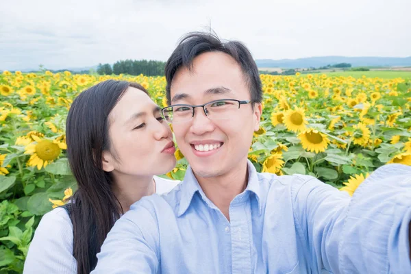 Casal Tomando Selfie Feliz Hokkaido Girassóis — Fotografia de Stock