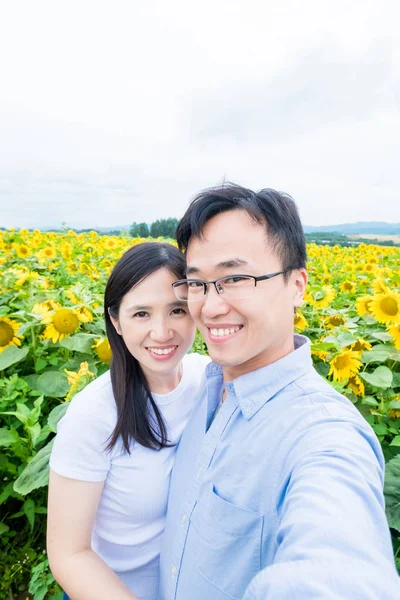 Casal Tomando Selfie Feliz Hokkaido Girassóis — Fotografia de Stock