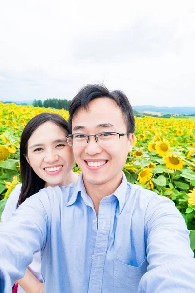 Couple Prenant Selfie Heureux Hokkaido Tournesols — Photo