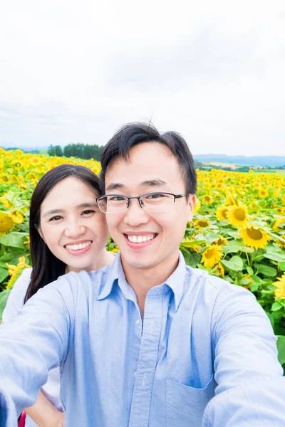 Casal Tomando Selfie Feliz Hokkaido Girassóis — Fotografia de Stock