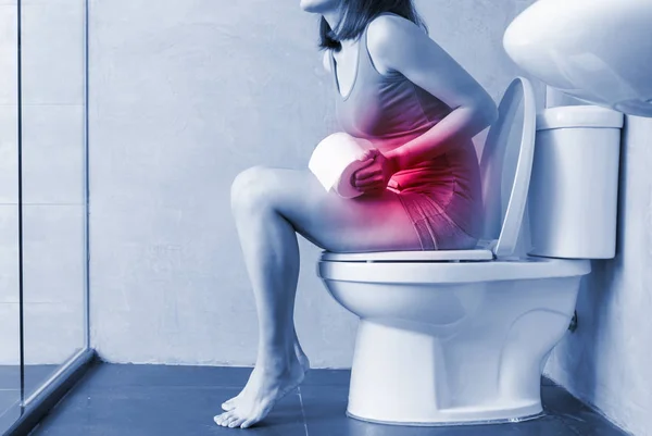 Женщина Чувствует Боль Запором Туалет — стоковое фото