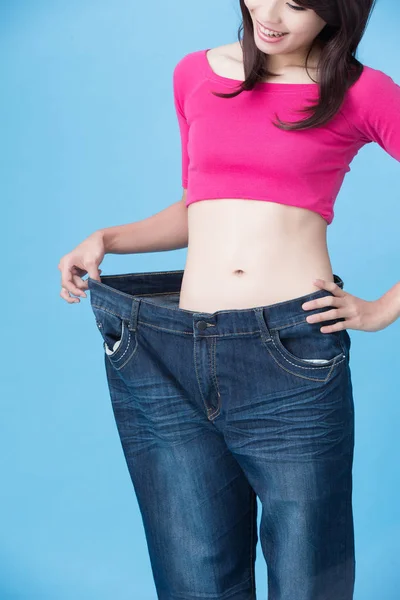 Kvinna Som Bär Överdimensionerade Jeans Blå Bakgrund — Stockfoto