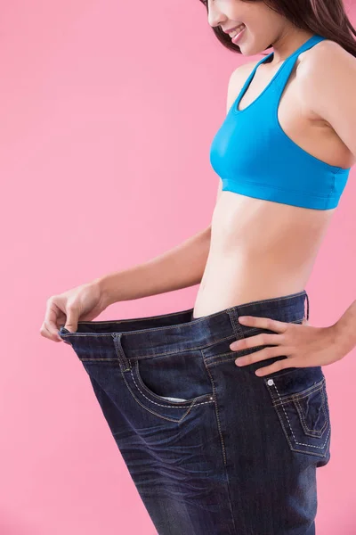 Mujer Con Pantalones Vaqueros Gran Tamaño Fondo Rosa —  Fotos de Stock