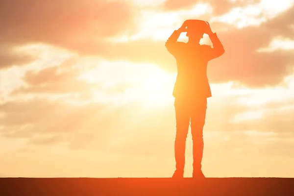 Silhouette Von Geschäftsmann Trägt Bei Sonnenuntergang — Stockfoto