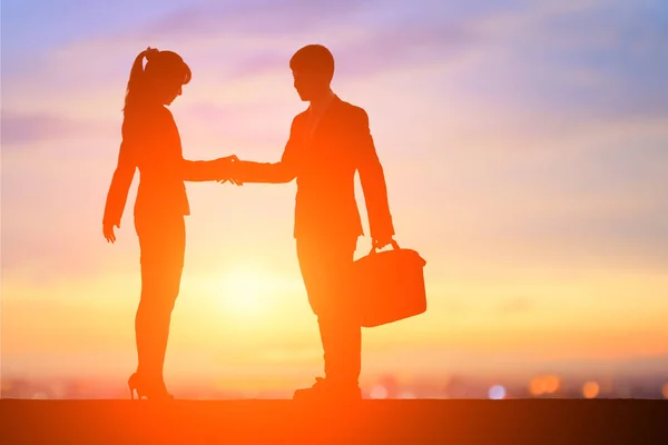 Silhouettes Business People Shaking Hands Sunset — Stock Photo, Image