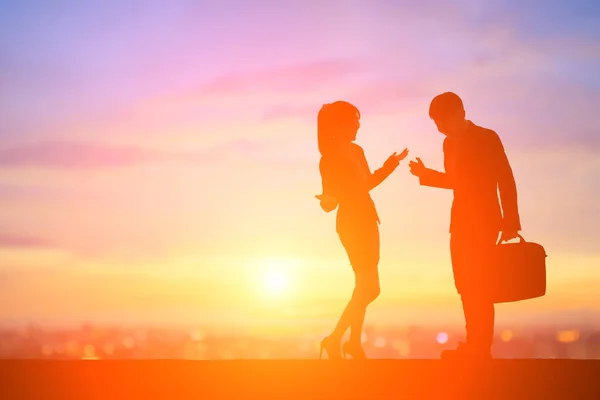 Siluetas Gente Negocios Hablando Atardecer —  Fotos de Stock