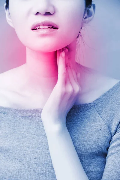 Женщины Проблемой Щитовидной Железы Сером Фоне — стоковое фото