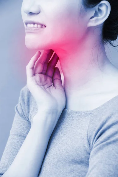 Frauen Mit Schilddrüsenproblemen Auf Grauem Hintergrund — Stockfoto