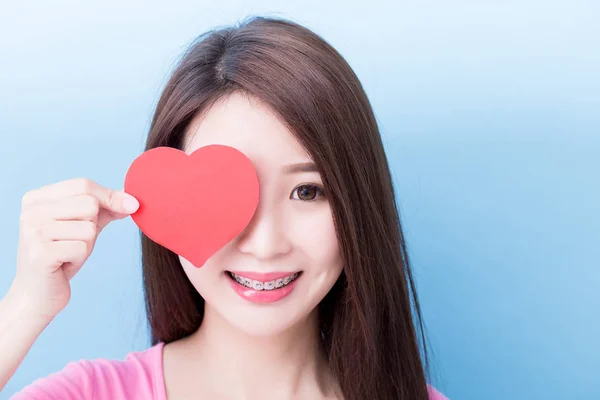 Woman Wearing Braces Holding Heart Blue Background — Stock Photo, Image