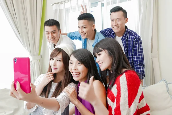 Giovani Che Prendono Selfie Felicemente Casa — Foto Stock