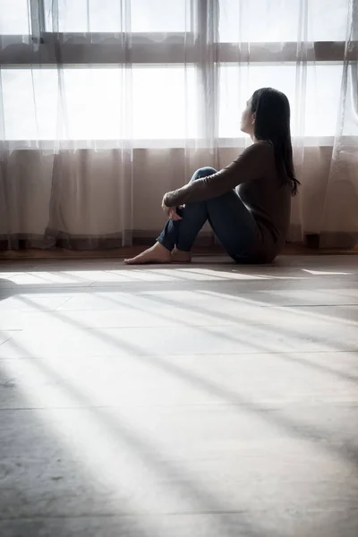 Νεαρή Γυναίκα Που Κάθεται Στο Πάτωμα Στο Δωμάτιο — Φωτογραφία Αρχείου