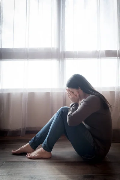 Mujer Deprimida Sentada Suelo Habitación — Foto de Stock