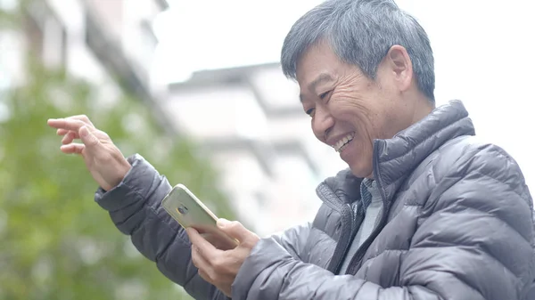 늙은이 공원에서 전화를 — 스톡 사진