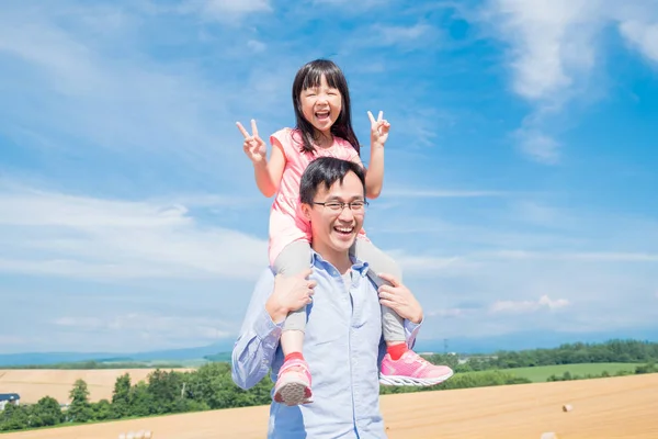 Pai Com Filha Brincando Alegremente Campo Hokkaido Paddy — Fotografia de Stock