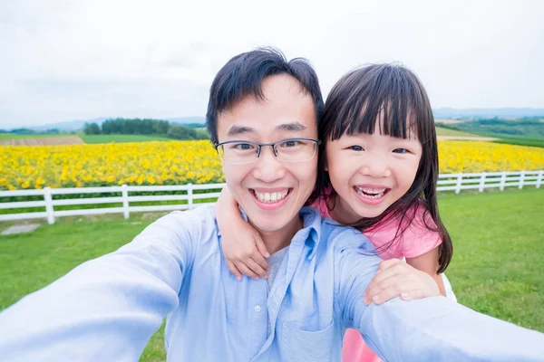 父亲和女儿在北海道向日葵田愉快地自拍 — 图库照片