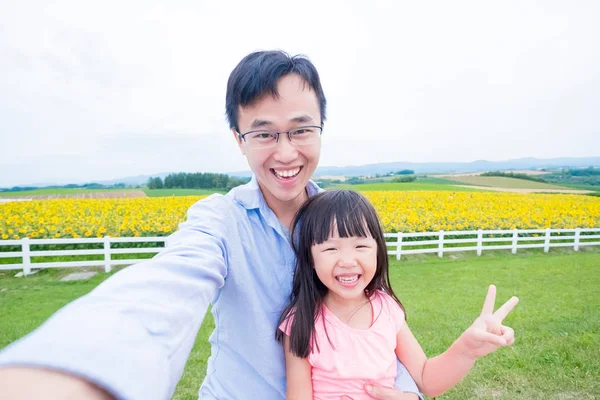 Isä Tytär Ottavat Selfien Onnellisina Hokkaido Sunflowers Fieldissä — kuvapankkivalokuva