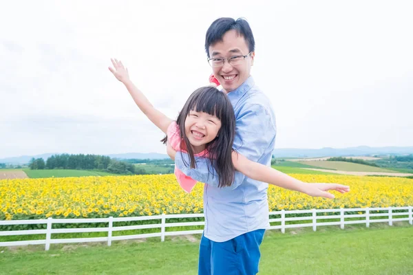 Ojciec Córka Szczęśliwie Grając Dziedzinie Słonecznik Hokkaido — Zdjęcie stockowe