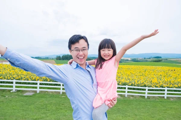 Isä Tytär Leikkivät Onnellisina Hokkaido Sunflower Fieldissä — kuvapankkivalokuva