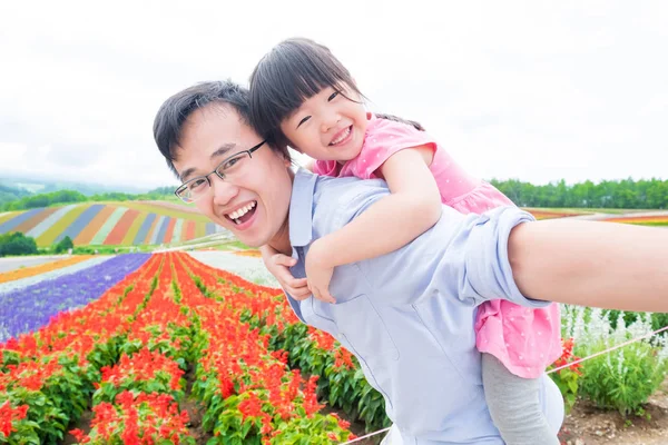 Vater Und Tochter Lächeln Mit Wunderschöner Landschaft Shikisai Oka Hintergrund — Stockfoto