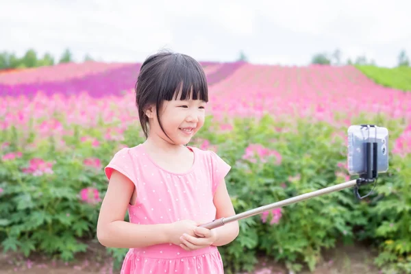 Fille Mignonne Prendre Selfie Heureusement Avec Beau Paysage Shikisai Oka — Photo