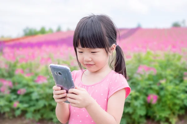 Fată Drăguță Folosind Telefonul Fericit Peisaj Frumos Shikisai Oka — Fotografie, imagine de stoc