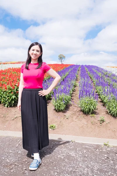 Donna Posa Con Bellissimo Paesaggio Shikisai Oka — Foto Stock