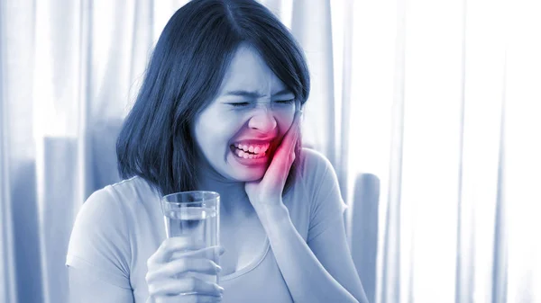 Wanita Dengan Sakit Gigi Yang Parah Rumah — Stok Foto