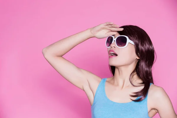 Vrouw Zonnebril Poseren Roze Achtergrond — Stockfoto