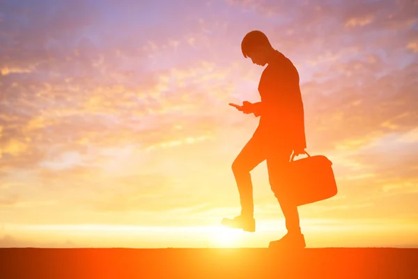 Silhuetten Affärsman Med Telefon Solnedgången — Stockfoto