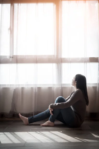 Giovane Donna Seduta Sul Pavimento Nella Stanza — Foto Stock