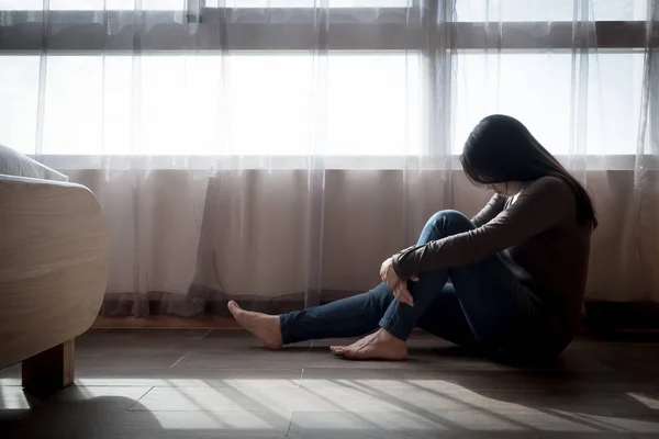 Jeune Femme Assise Sur Sol Dans Chambre — Photo