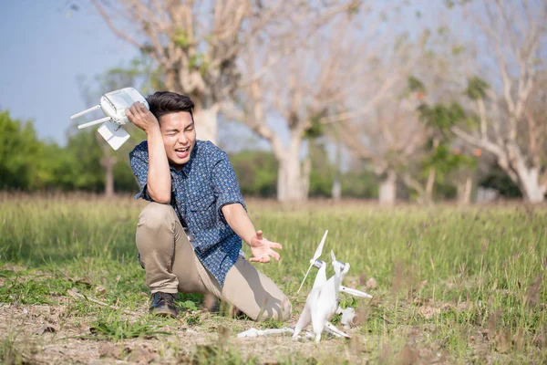 Mannen Med Kraschade Drone Parken — Stockfoto