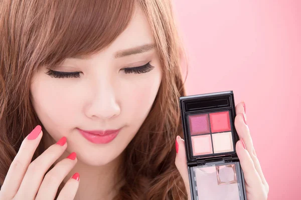 Mujer Belleza Con Paleta Maquillaje Fondo Rosa — Foto de Stock