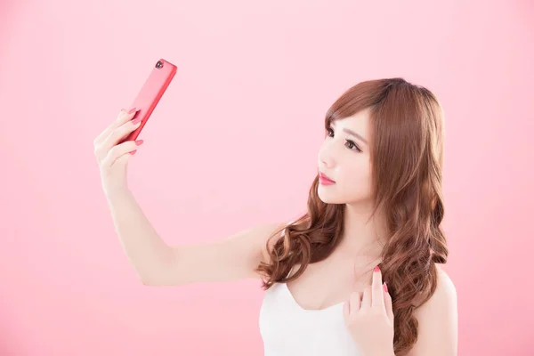 Hermosa Mujer Tomando Selfie Fondo Rosa — Foto de Stock