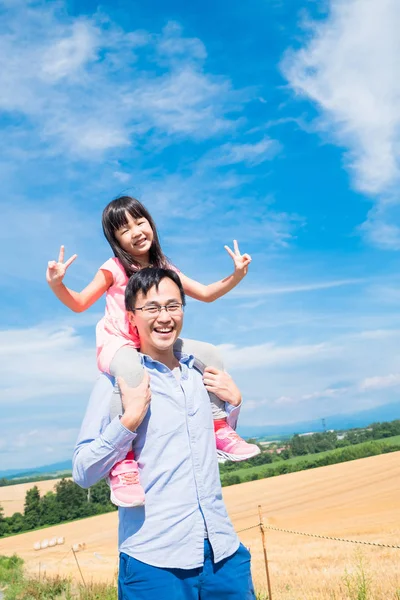 Pai Com Filha Brincando Alegremente Campo Hokkaido Paddy — Fotografia de Stock