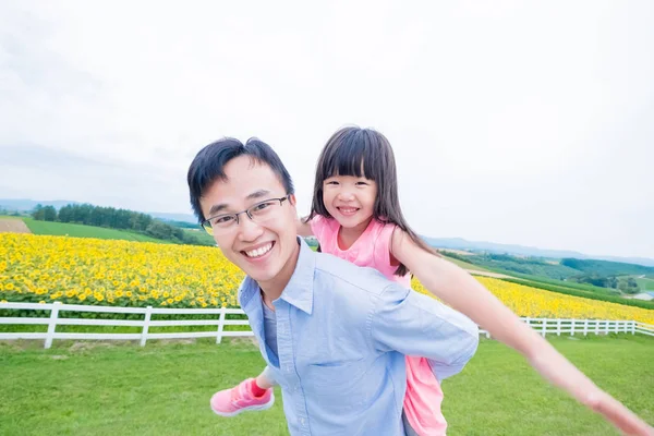 父亲和女儿在北海道向日葵田玩得很开心 — 图库照片