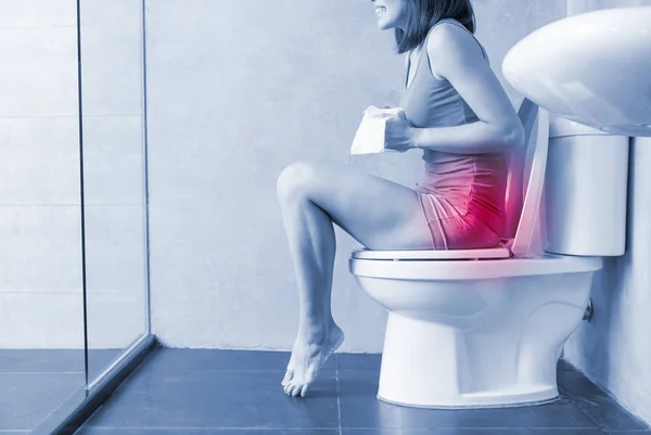 Жінка Відчуває Біль Запорами Туалеті — стокове фото