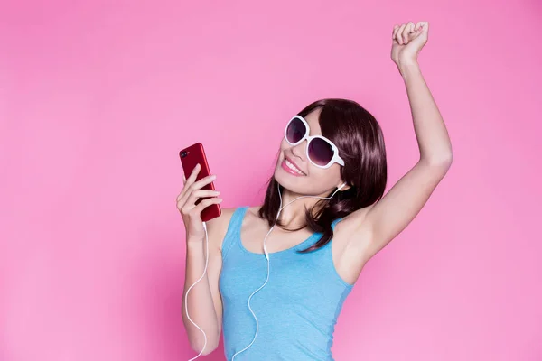 전화를 분홍색 배경에서 음악을 — 스톡 사진