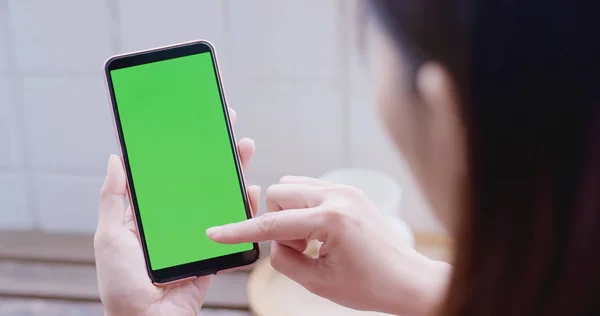 Frau Benutzt Handy Mit Grünem Bildschirm — Stockfoto