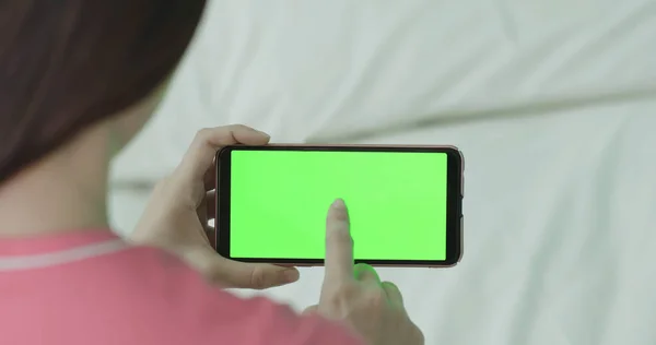 Mujer Usando Teléfono Celular Con Pantalla Verde — Foto de Stock