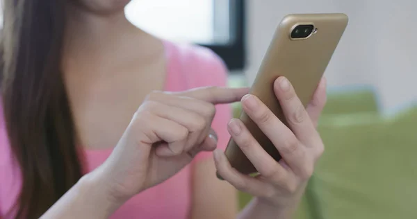 Jovem Mulher Usando Telefone Casa — Fotografia de Stock