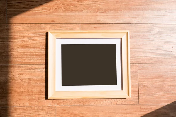 コピー スペース部屋の床の上で空白のフォト フレーム — ストック写真