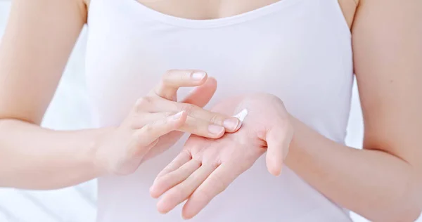 Schönheit Frau Mit Handcreme Hause — Stockfoto