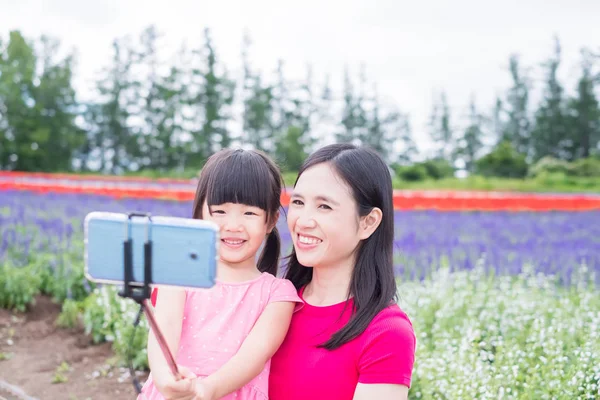 Mãe Filha Tomando Selfie Sorrindo Alegremente Com Bela Paisagem Shikisai — Fotografia de Stock