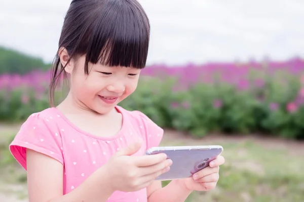 Nettes Mädchen Mit Telefon Glücklich Mit Schöner Landschaft Shikisai Oka — Stockfoto