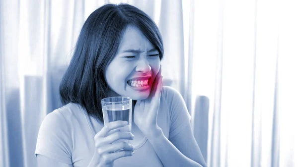 Mulher Sentindo Mal Com Dor Dente Casa — Fotografia de Stock