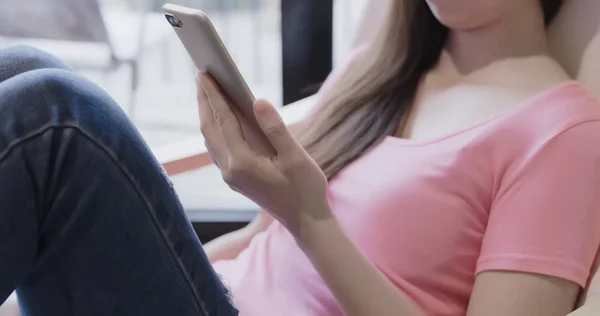 Asiatische Frau Mit Telefon Mit Touchscreen — Stockfoto