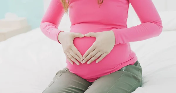 Vicino Donne Incinte Che Fanno Forma Cuore Sulla Pancia — Foto Stock