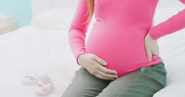 Nahaufnahme Einer Schwangeren Frau Die Ihren Bauch Auf Dem Bett — Stockfoto