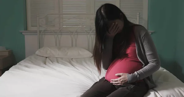 Έγκυος Γυναίκα Κάθεται Στο Κρεβάτι Και Αίσθημα Κατάθλιψης Στο Σπίτι — Φωτογραφία Αρχείου